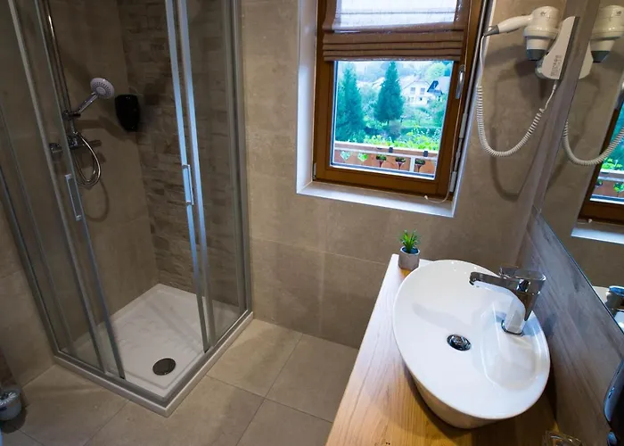 Pr Anzl בית הארחה